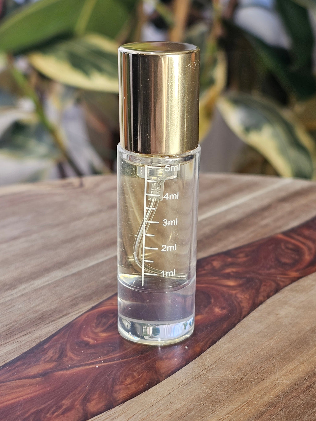 5 ml Luxury Crimp Style A vial with gold cap. Filled example. / Fiole Luxury Crimp Style A de 5 ml avec bouchon doré. Exemple rempli.