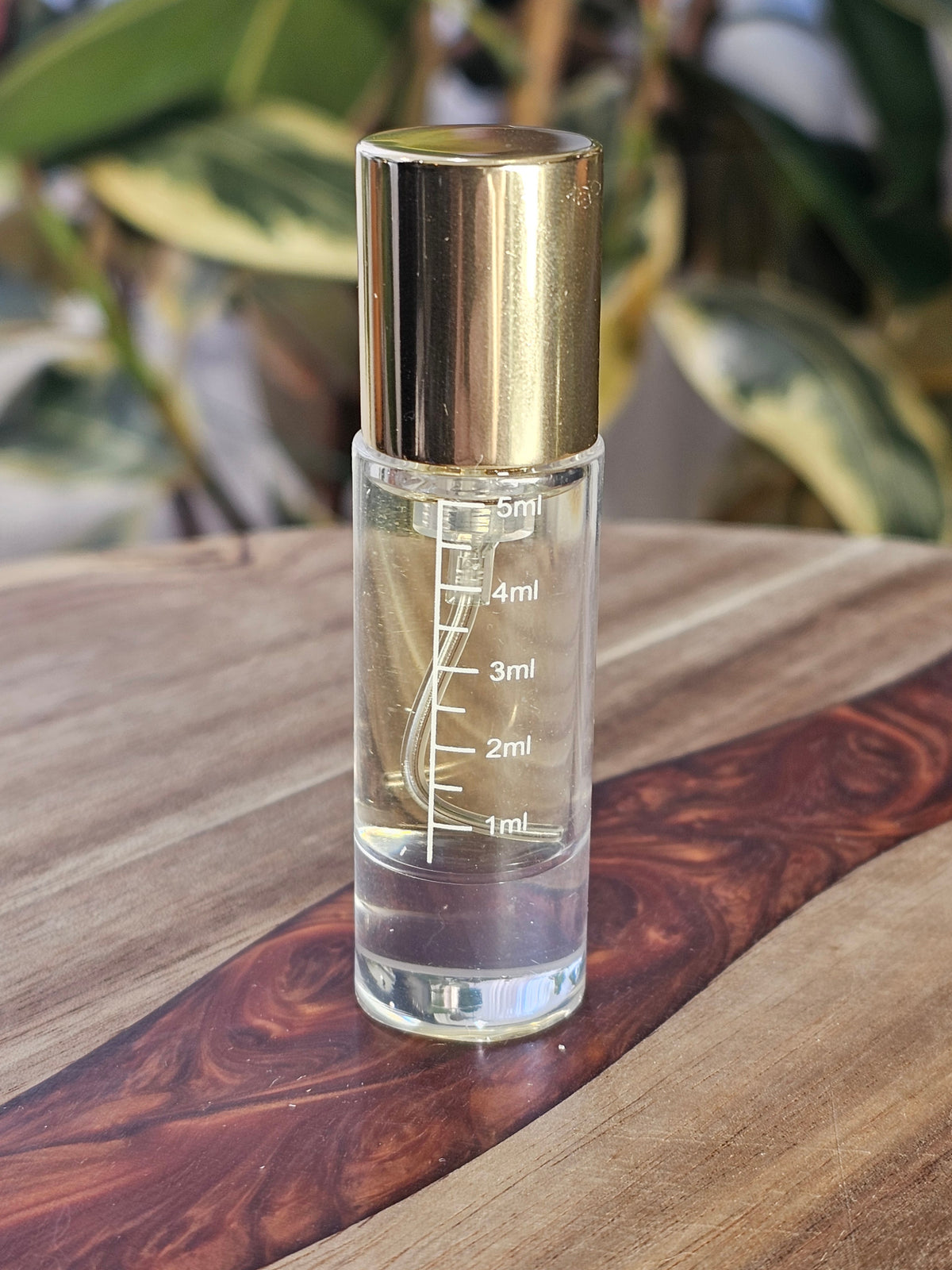 5 ml Luxury Crimp Style A vial with gold cap. Filled example. / Fiole Luxury Crimp Style A de 5 ml avec bouchon doré. Exemple rempli.
