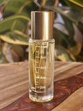 10 ml Luxury Crimp Style A vial with gold cap. Filled example. / Fiole Luxury Crimp Style A de 10 ml avec bouchon doré. Exemple rempli.