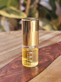 3 ml Luxury Crimp Style A vial with gold cap. Filled example. / Fiole Luxury Crimp Style A de 3 ml avec bouchon doré. Exemple rempli.