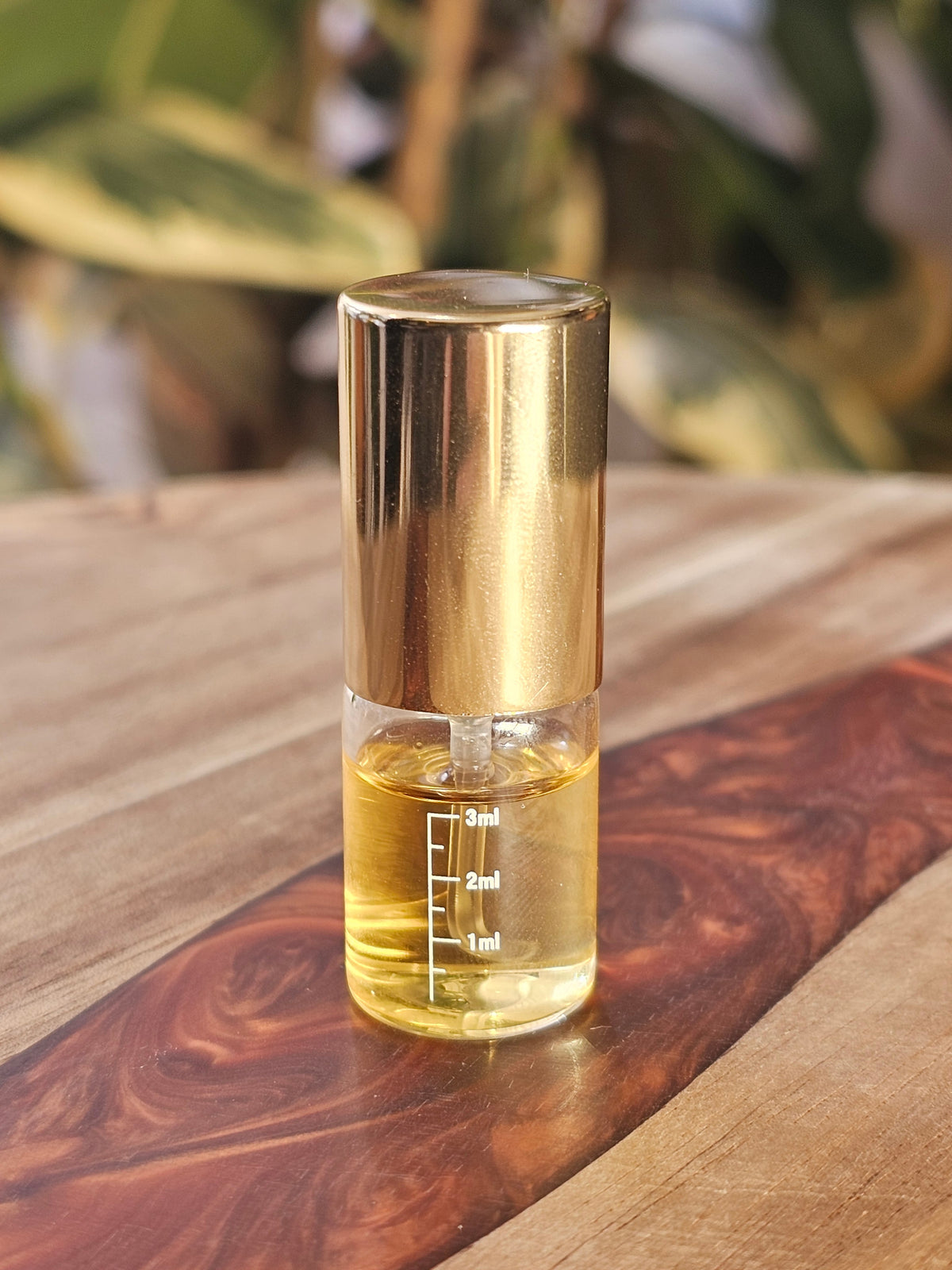 3 ml Luxury Crimp Style A vial with gold cap. Filled example. / Fiole Luxury Crimp Style A de 3 ml avec bouchon doré. Exemple rempli.
