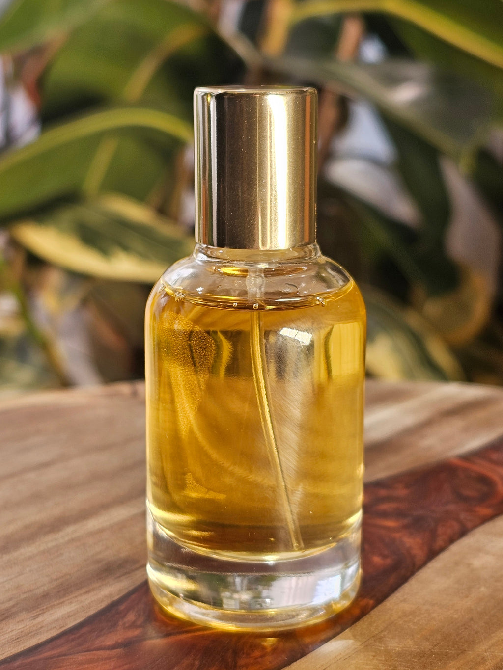 30 ml Luxury Crimp Style A vial with gold cap. Filled example. / Fiole Luxury Crimp Style A de 30 ml avec bouchon doré. Exemple rempli.