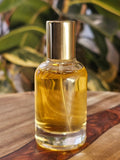 30 ml Luxury Crimp Style A vial with gold cap. Filled example. / Fiole Luxury Crimp Style A de 30 ml avec bouchon doré. Exemple rempli.