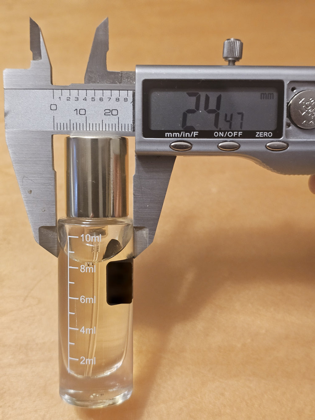 10 ml Luxury Crimp Style A vial measured at 24.47 mm wide / Fiole Luxury Crimp Style A de 10 ml mesurée à 24,47 mm de largeur