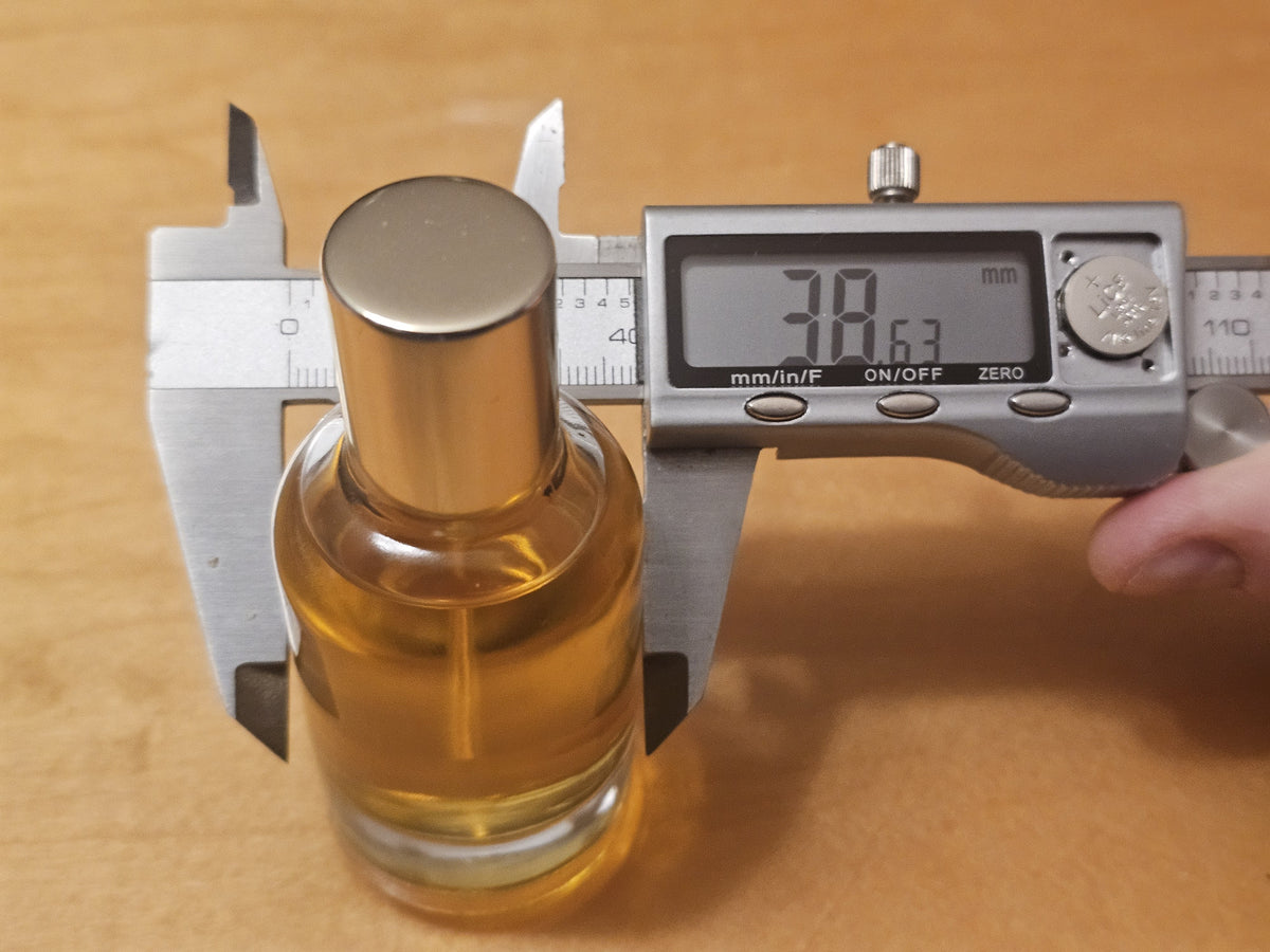 30 ml Luxury Crimp Style A vial measured at 38.63 mm wide / Fiole Luxury Crimp Style A de 30 ml mesurée à 38,63 mm de largeur