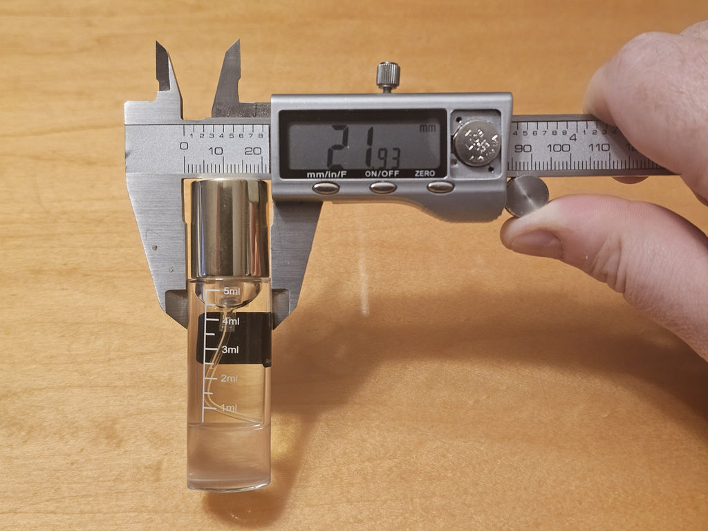 5 ml Luxury Crimp Style A vial measured at 21.93 mm wide / Fiole Luxury Crimp Style A de 5 ml mesurée à 21,93 mm de largeur